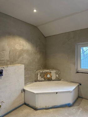 Bad OG mit Eckbadewanne - 