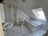 Bad mit Wanne und Fenster - 