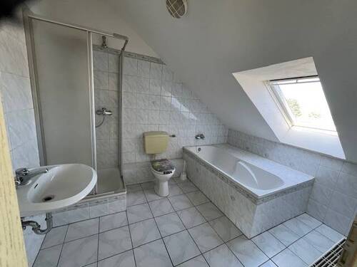 Bad mit Wanne und Fenster - 