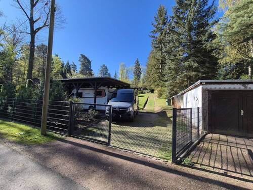 Einfahrt mit Carport - Bungalow mit 110,00 m&sup2; in Bad Schmiedeberg zum Kaufen