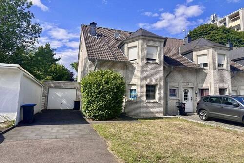 Ansicht Haus - Charmantes Einfamilienhaus mit großem Garten und Garage in Köln-Grengel