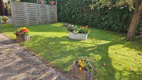 Grünfläche neben dem Haus.jpg - 