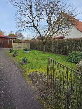 Grünfläche rechts der Zufahrt.jpg - Einfamilienhaus mit 115,00 m&sup2; in Anklam zum Kaufen