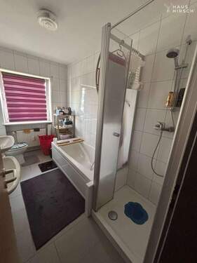 Bad mit Wanne und Dusche - Etagenwohnung mit 100,00 m&sup2; in Niedernberg zum Kaufen
