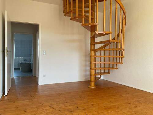 Wohnzimmer mit Zugang zur zweiten Ebene - 