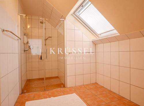 ... und geräumiger Dusche. - 