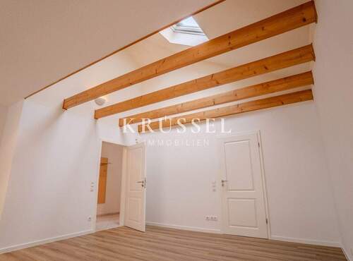 Highlight sind die freiliegenden Balken mit den hohen Dachfenstern. - 