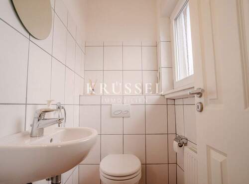 Ein praktisches Gäste - WC - 8 Zimmer Mehrfamilienhaus, Wohnhaus in Lingen