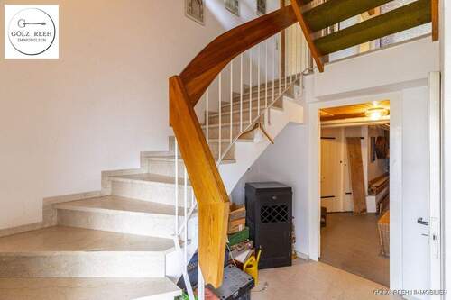 Treppenhaus - 8 Zimmer Mehrfamilienhaus, Wohnhaus in Schorndorf