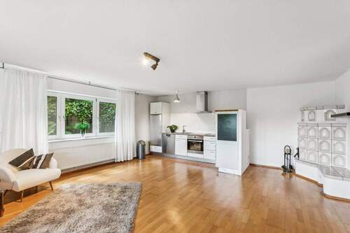Einliegerwohnung mit Küche und Kachelofen - 