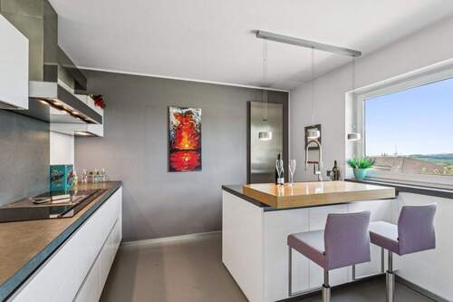 Küche mit Esstheke mit Fernsicht - 6 Zimmer Einfamilienhaus in Königswinter