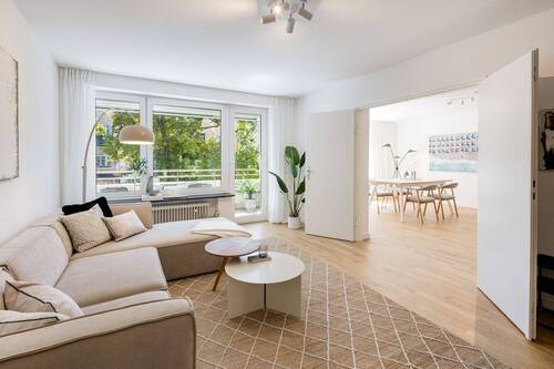 Wohnbereich. Mit Zugang zur Loggia- - 3 Zimmer Etagenwohnung zum Kaufen in München