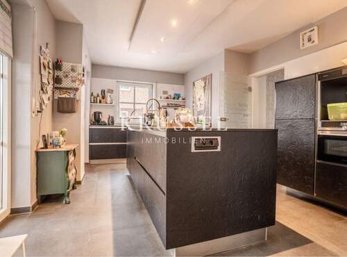 Eine moderne Einbauküche mit großzügiger Kücheninsel. - Einfamilienhaus mit 143,30 m&sup2; in Lingen zum Kaufen