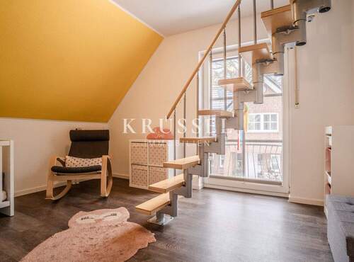 Das Schlafzimmer mit direktem Zugang zum großzügig ausgebauten Dachboden. - 