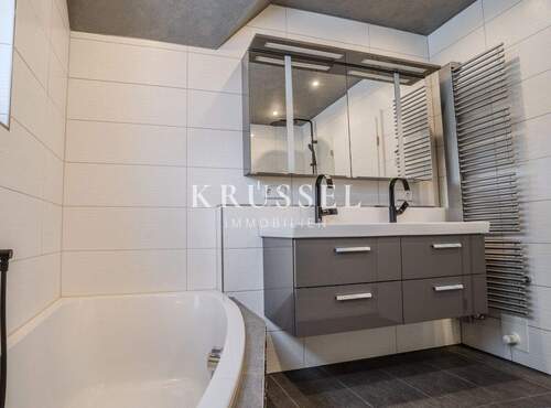 Modernes Familienbad mit sowohl stilvollem Waschtisch... - 