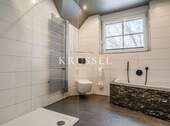 ...als auch großzügiger Badewanne und Dusche. - 