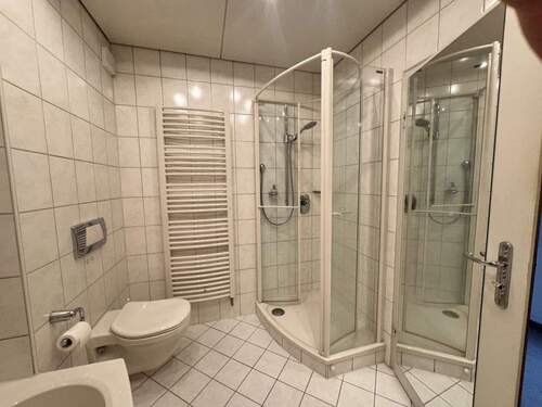 Bad mit separater Dusche - 