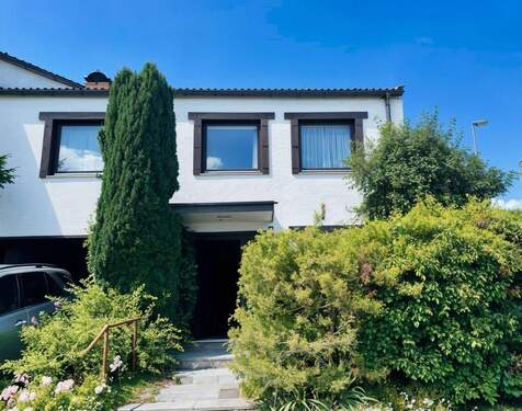 Hausansicht von vorne - Gepflegtes Einfamilienhaus mit Garage, Studio und großem Wohnbereich in Kempten