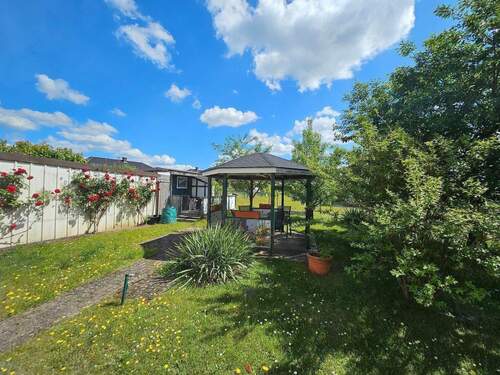 Im Garten.jpg - 4 Zimmer Mehrfamilienhaus, Wohnhaus zum Kaufen in Anklam