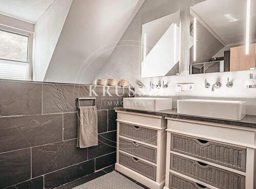 Stilvolles Tageslichtbad mit komfortabler Ausstattung - 