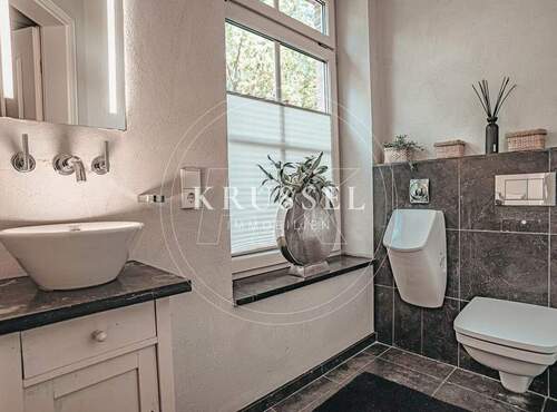 Modernes Gäste-WC mit zeitgemäßer Ausstattung - 