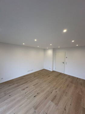 Wohnzimmer - Modernes Wohnen im Erstbezug - Balkon mit Blick ins Grüne inklusive
