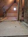 Nicht ausgebauter Dachboden mit Fenster - 