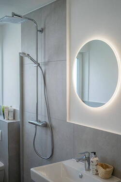 Bad mit Regendusche - 