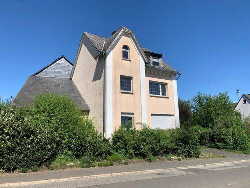 Hausansicht. - Mehrfamilienhaus mit großem Garten in Gondershausen zu verkaufen.