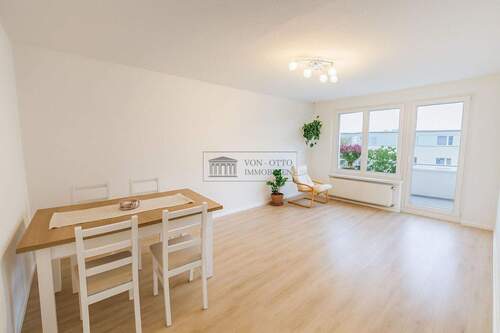 Gemütliches Wohnzimmer - 2 Zimmer Etagenwohnung zum Kaufen in Berlin