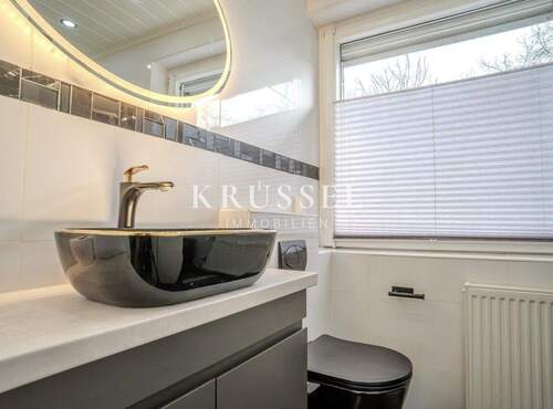 Modern gestaltetes Bad mit komfortabler Raumaufteilung - 