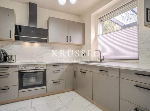 Funktional geschnittene Küche mit viel Arbeits- und Stauraum - 