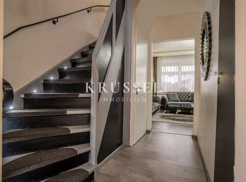 Architektonisch ansprechend gestalteter Aufgang mit offenem Raumgefühl - 