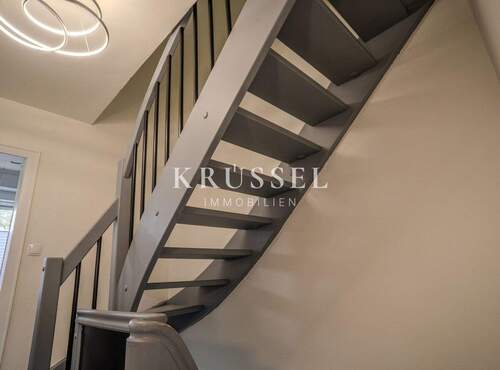 Architektonisch ansprechend gestalteter Aufgang mit offenem Raumgefühl - 