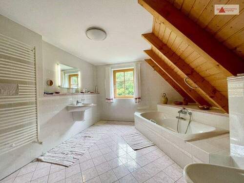 Tageslichtbad mit Badewanne und Bidet Obergeschoss - 