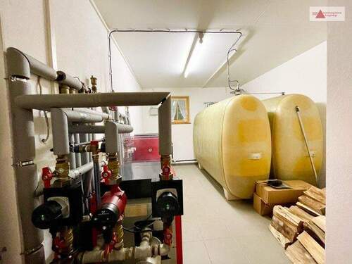 Heizungsraum mit doppelwandigen Öltanks Souterrain - 