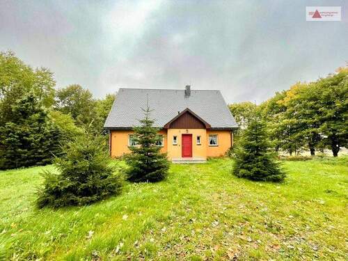 Vorderansicht mit Vorgarten - 