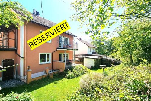 Reserviert - RESERVIERT Schönes Wohnhaus mit zwei Wohnungen und Garage