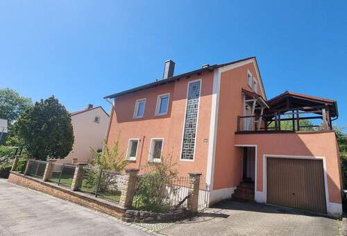 Hauseingang - Garage - 6 Zimmer Einfamilienhaus zum Kaufen in Herzogenaurach