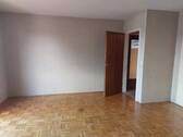 Wohnzimmer mit Parkettboden - 2 Zimmer Etagenwohnung zum Kaufen in Höchberg