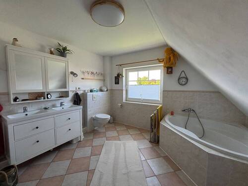 das helle Masterbad im Obergeschoss mit Dusche und Eckbadewanne - 