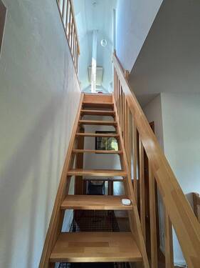 die Treppe in den ausgebauten Spitzboden - 