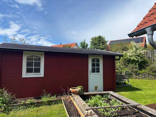 Die Garage vom Garten aus - 