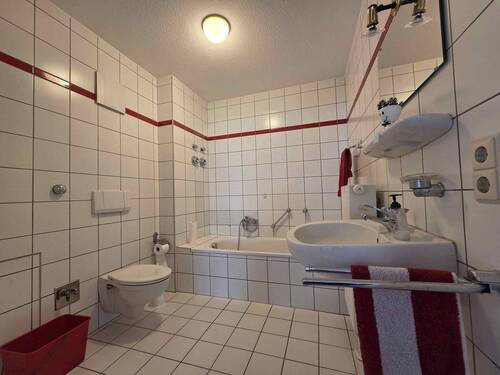 Bad mit Wanne-Bild 1 - 