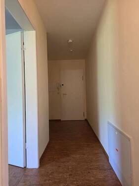 Flur zur Wohnungstür - 4 Zimmer Etagenwohnung in Wertheim