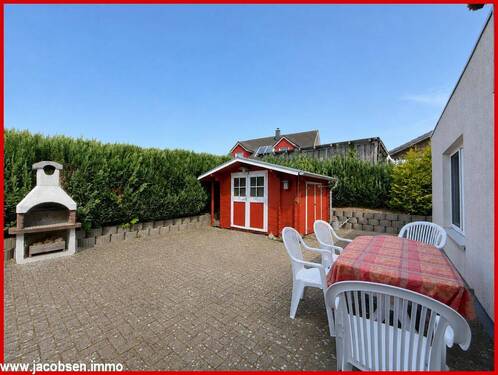 Große Westterrasse mit kl. Gartenhaus - 