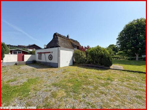 Zufahrt mit Garage und separatem Zugang zur geschützten Westterrasse - Einfamilienhaus mit 105,40 m&sup2; in Taarstedt / Westerakeby zum Kaufen