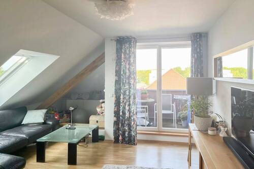 Wohnzimmer - Sichere Mieteinnahmen in Berlin-Karlshorst - Gepflegte DG-Wohnung mit Dachbodennutzung