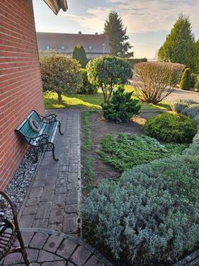 Weg am Haus zur Südwestterrasse.jpg - Einfamilienhaus mit 126,00 m&sup2; in Butzow zum Kaufen