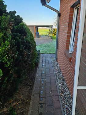 Weg am Haus zu den Garagen.jpg - 